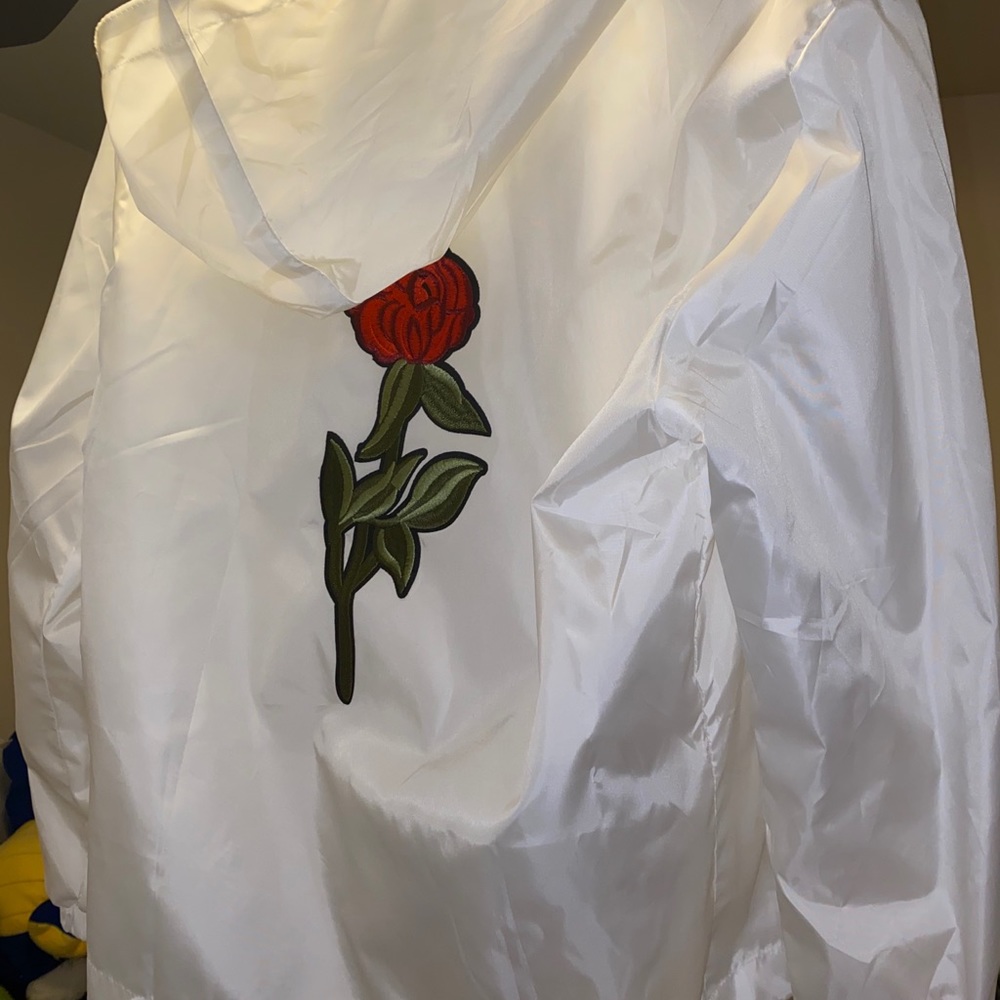 Fashionable. white. Light jacket.